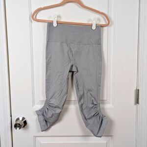 Lululemon | Gray Technical Capri Leggings With Ruched Ankles Size 6